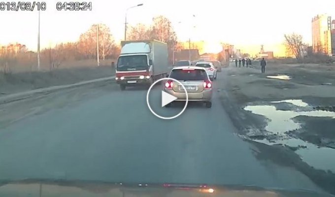 В Новосибирске на пассажирский автобус упала бетонная плита