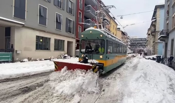 Работа необычного снегоуборочного трамвая в Цюрихе глазами вагоновожатого (4 фото + 1 видео)