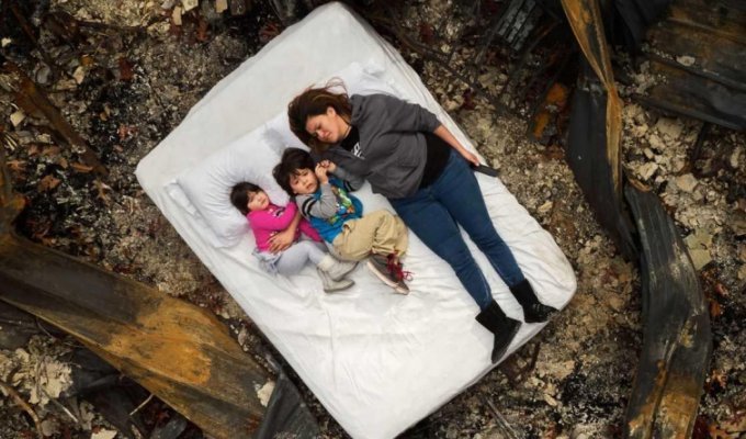Жертвы лесных пожаров, лежащие на сгоревших развалинах своих домов (21 фото)
