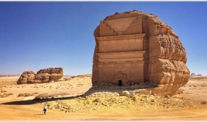 Одинокий дворец в пустыне Саудовской Аравии (4 фото)