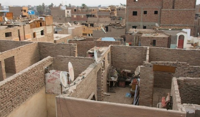 Почему в Египте так много "недостроенных" домов без крыш (3 фото)