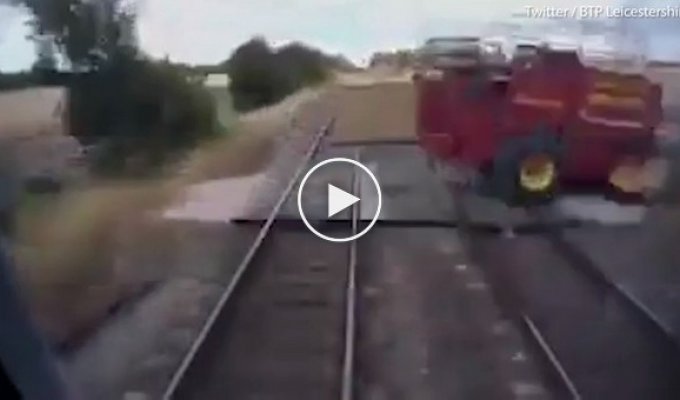 Трактор едва разминулся с поездом