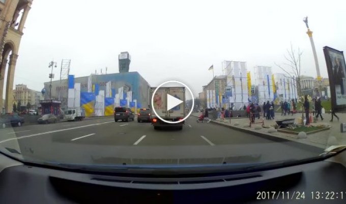 Очередная Яжемать переходит дорогу через 8 полос в центре Киева