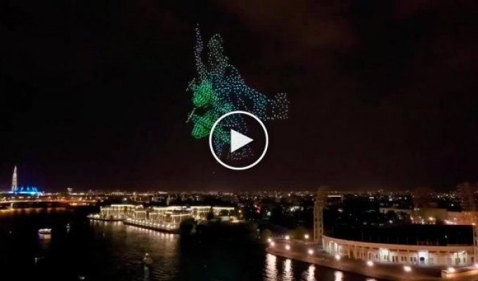 Более двух тысяч дронов устроили красочное шоу над Петербургом