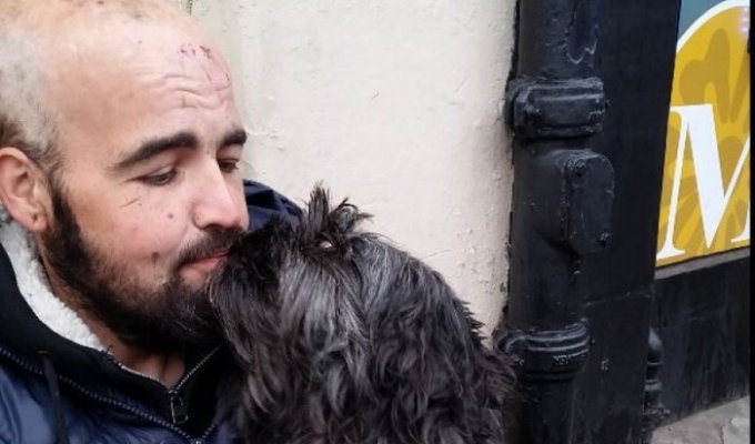 Пользователи сети пожертвовали 12 500 фунтов стерлингов бездомному мужчине и его собаке (2 фото)