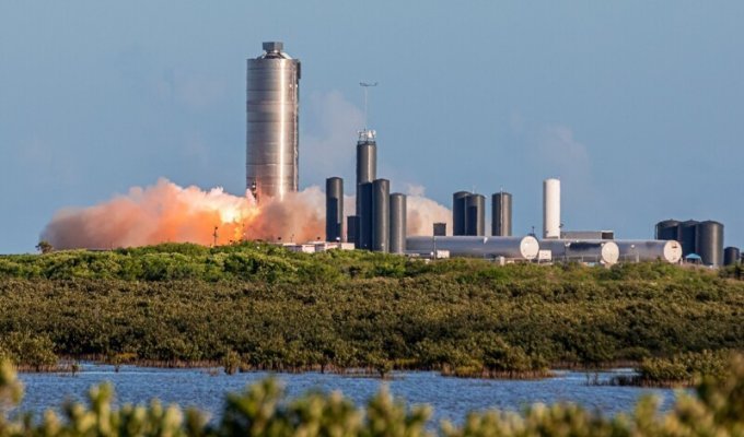 SpaceX успешно провели испытания прототипа нового корабля (2 фото + 2 видео)