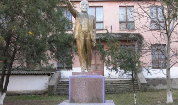 И Ленин такой молодой (3 фото)