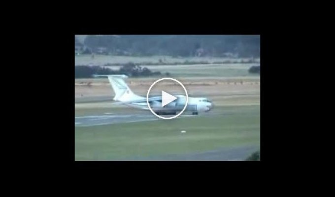 Взлет Ил-76 с перегрузом. Австралия