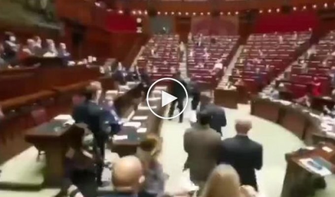 Бунт в парламенте Италии