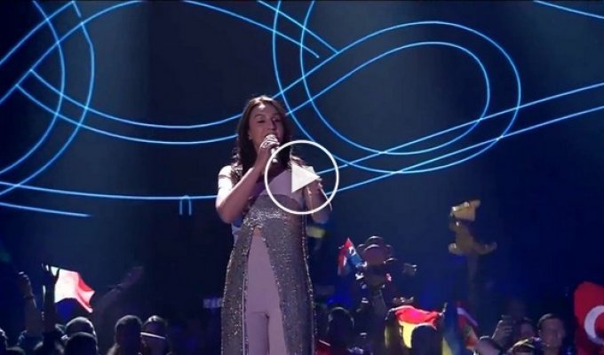 Пранкер снял штаны во время выступления Джамалы на сцене Евровидения-2017