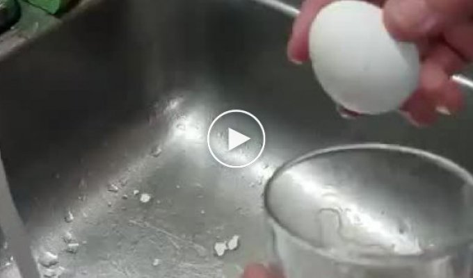 Быстрый способ почистить яйцо