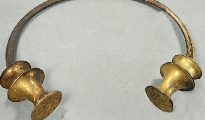 Испанский водопроводчик обнаружил золотые ожерелья возрастом 2500 лет (2 фото)