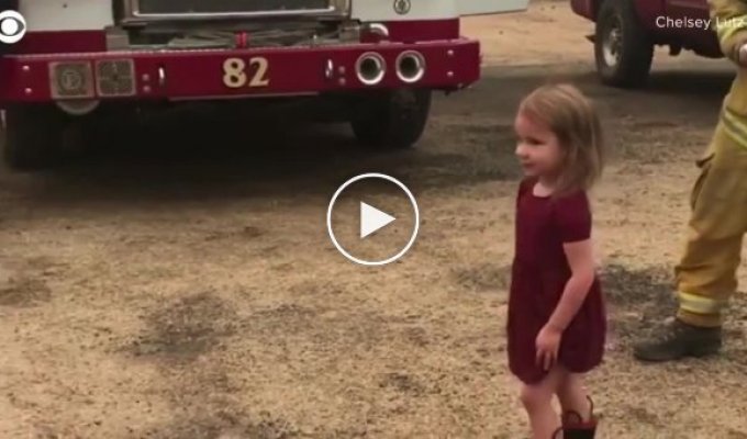 Маленькая девочка раздает завтрак пожарным в Калифорнии