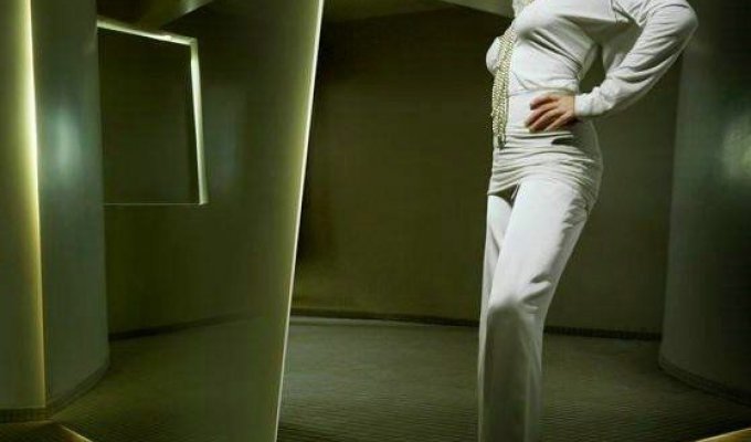 Monica Bellucci в строгом костюме (11 фото)