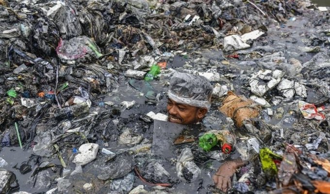 Как добровольцы очищают реки от мусора в столице Бангладеша (11 фото)