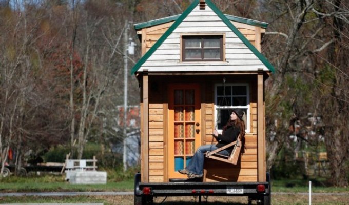 Эта пара путешествует в уютном домике на колёсах, который они построили за 20 000 долларов (26 фото)