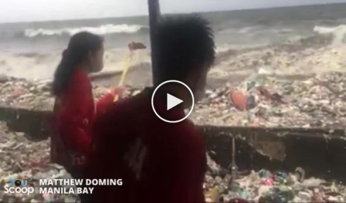 Волны выбрасывают тонны мусора на пляжи в Филиппинах