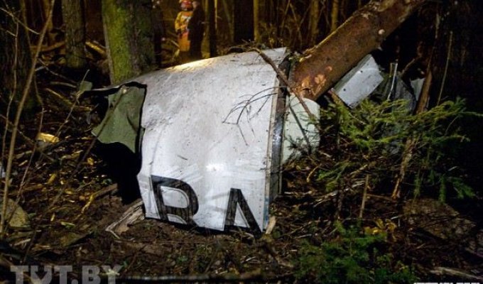 Место падения потерпевшего катастрофу под Минском самолета авиакомпании С-ЭЙР (16 фото)