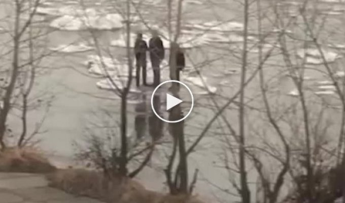 Мужчины плывут по реке на льду