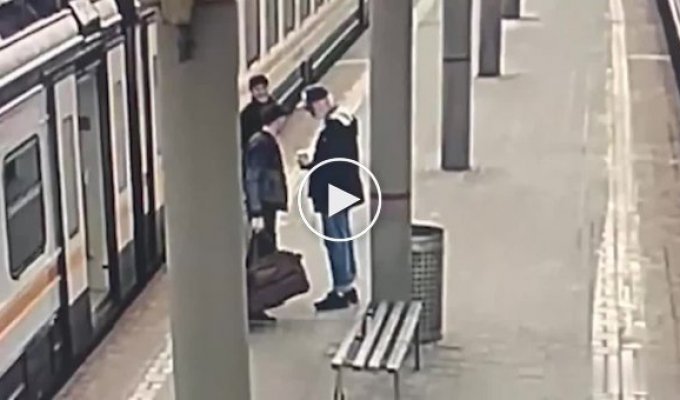 Дерзкое разбойное нападение на пассажира на вокзале в Москве