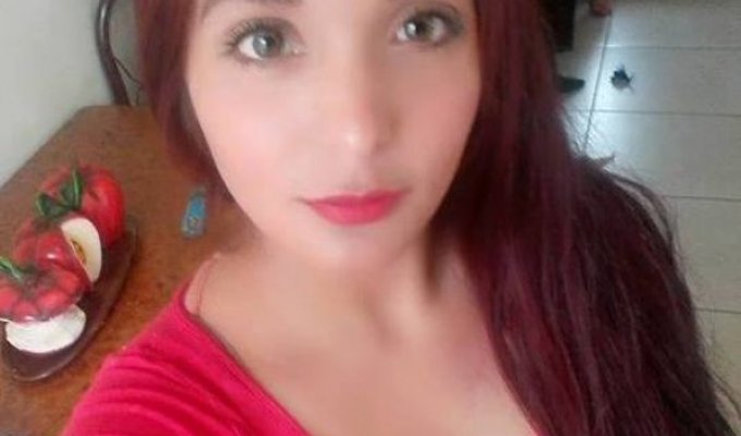 Сотрудницу мексиканской полиции отстранили за фото с обнаженной грудью во время патрулирования (3 фото) (эротика)