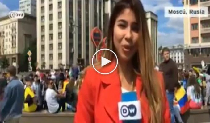 Радостный болельщик в Москве схватил журналистку за грудь в прямом эфире