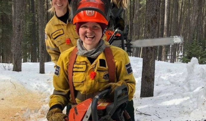 В Канаде женщины-пожарные решили доказать, что тушат пожары не хуже мужчин и потерпели неудачу (2 фото)