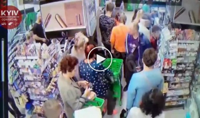 В Киеве, мужчина стоя в очереди в супермаркете начал душить мальчика