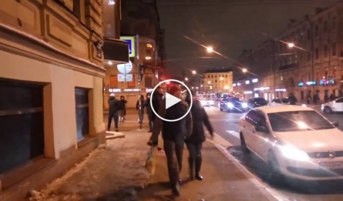 В Санкт-Петербурге хулиганы напали на таксиста и изувечили его автомобиль
