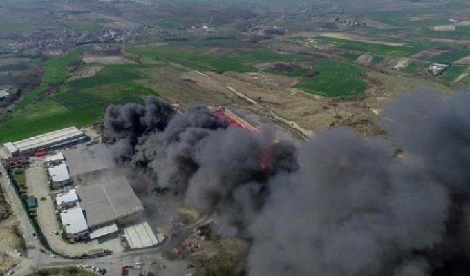 Взрыв на химзаводе в Стамбуле (3 фото + видео)