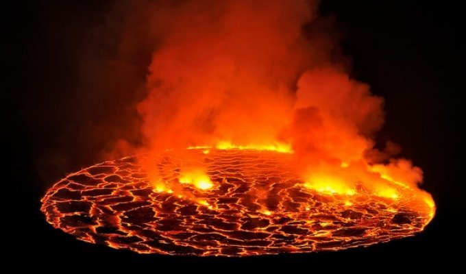 Кратер вулкана Ньирагонго – путешествие к центру Земли (28 фото)