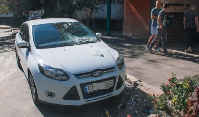 Киевский ревнивец сбросил на автомобиль "конкурента" старый телевизор (4 фото)