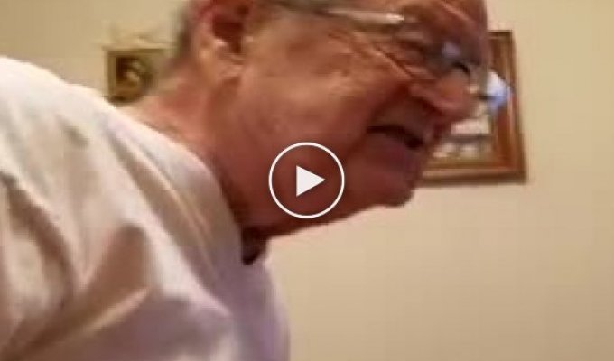 Бурная реакция пожилого мужчины, осознавшего, что ему 98 лет
