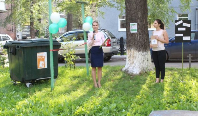 В Новокузнецке отпраздновали появление нового мусорного бака (3 фото)