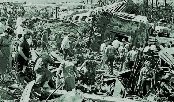 30 лет назад произошла самая крупная железнодорожная катастрофа (14 фото + 1 видео)