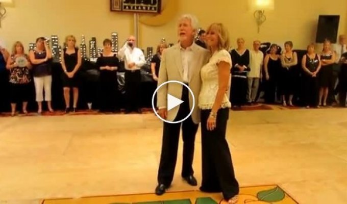 Впечатляющий танец пожилой пары