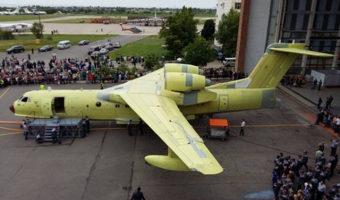 В Таганроге показали первую модернизированную амфибию Бе-200 (4 фото)