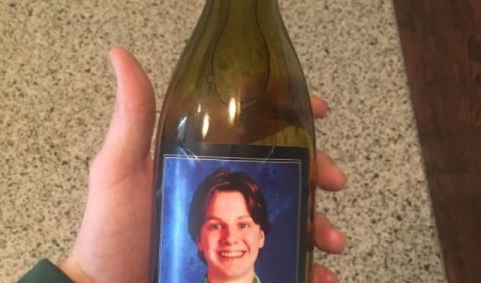 Родители подарили учителям своего сына бутылки вина с его фотографией (2 фото)