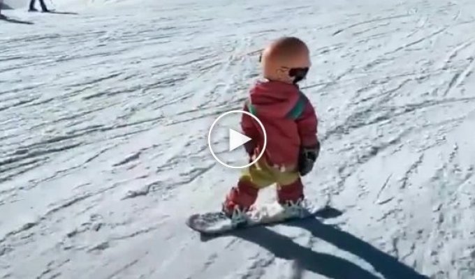Маленькая девочка очень круто катается на сноуборде
