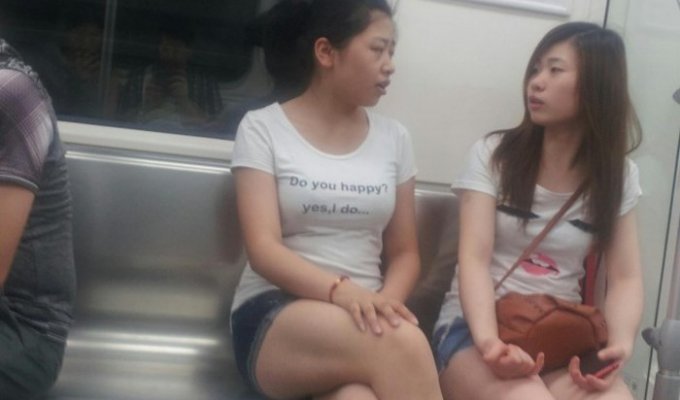 Азиаты и забавные надписи на их футболках (28 фото)