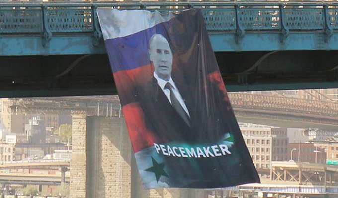 Баннер с Владимиром Путиным на Манхэттенском мосту в Нью-Йорке (3 фото)