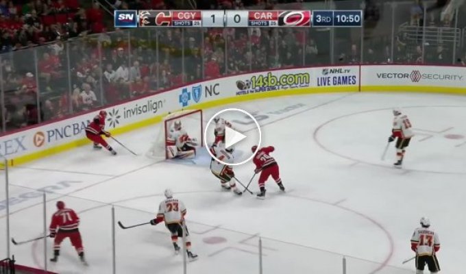 Андрей Свечников забил гол в стиле лакросс - такое произошло впервые в истории НХЛ