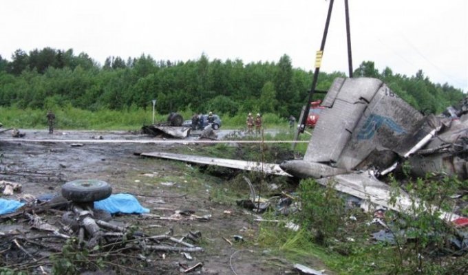 В Карелии разбился пассажирский самолет ТУ-134 (10 фото)