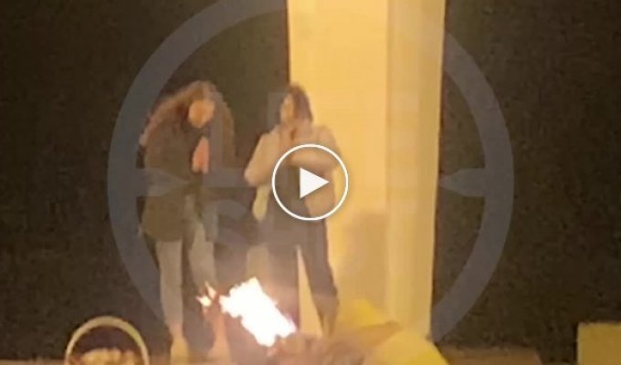 В Кирове молодые девушки снимали видео для социальных сетей на Вечном огне