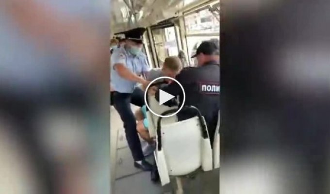 В Кемерово полицейские не могли задержать парня, который вцепился в кресло