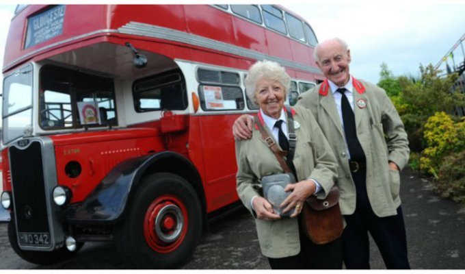 Пожилой джентльмен подарил супруге автобус, в котором они познакомились 60 лет назад (6 фото)
