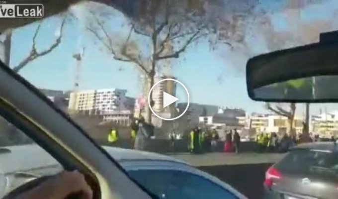 Желтые жилеты во Франции против полицейской машины