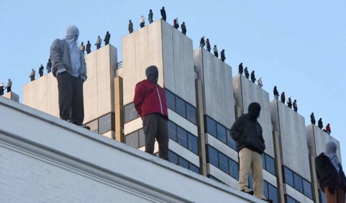 В Лондоне на крыше здания появились 84 фигуры самоубийц (9 фото)