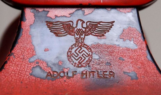 На аукционе продан личный «телефон массового уничтожения» Гитлера за $243 000 (6 фото)