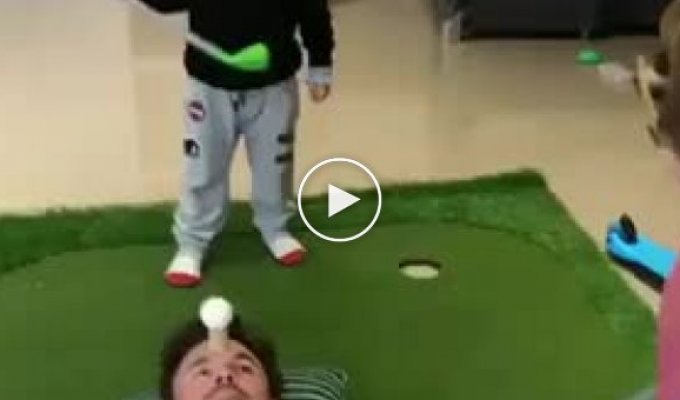 Решил поиграть с детьми в гольф